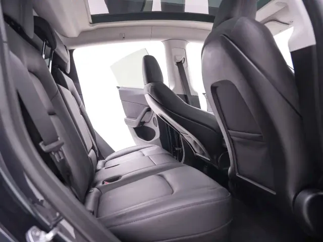 Tesla Model Y — Фото автомобиля 21
