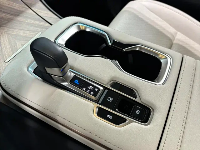 Lexus LM — Фото автомобиля 9