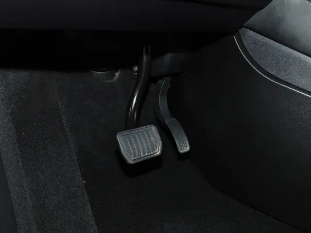 Tesla Model Y — Фото автомобиля 30