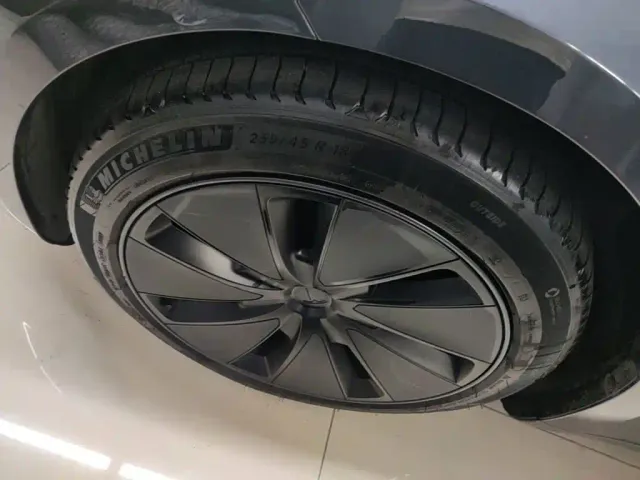 Tesla Model 3 — Фото автомобиля 22
