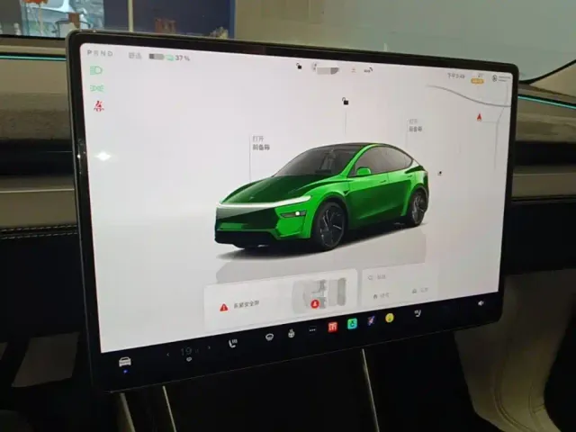 Tesla Model Y — Фото автомобиля 12