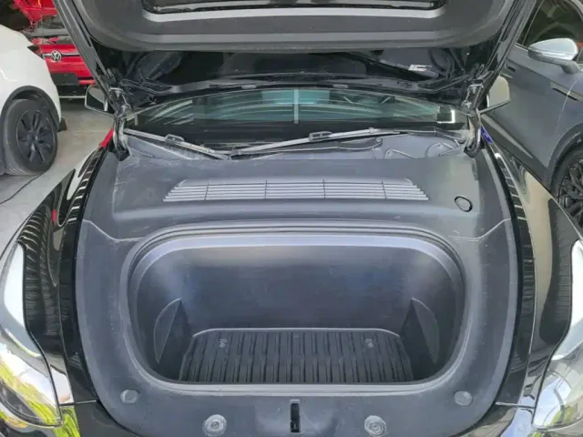 Tesla Model Y — Фото автомобиля 19