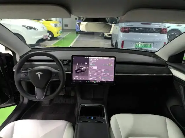 Tesla Model 3 — Фото автомобиля 5