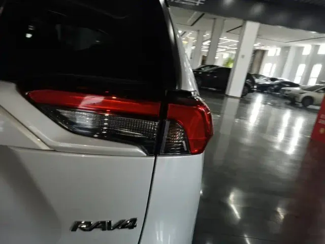 Toyota RAV4 — Фото автомобиля 7