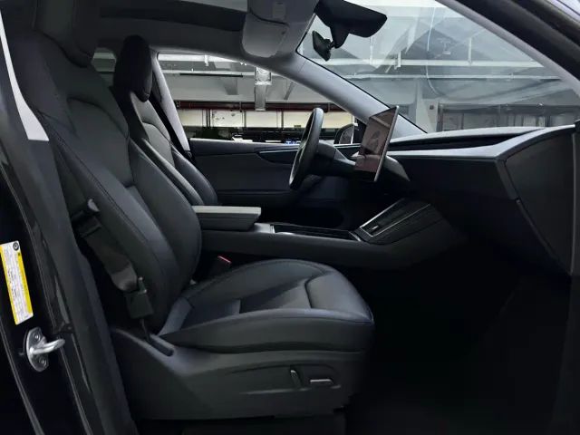 Tesla Model Y — Фото автомобиля 3