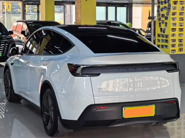 Tesla Model Y — Фото автомобиля 17