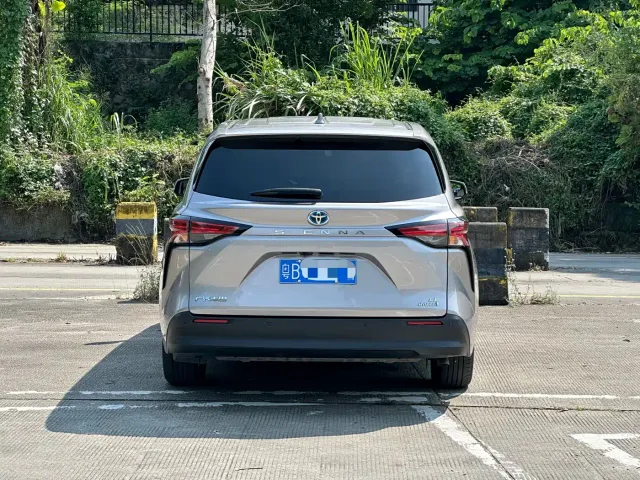 Toyota Sienna — Фото автомобиля 4
