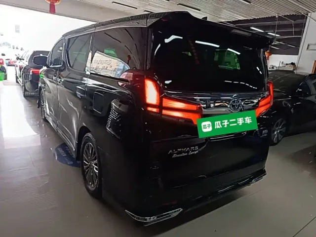 Toyota Alphard — Фото автомобиля 4