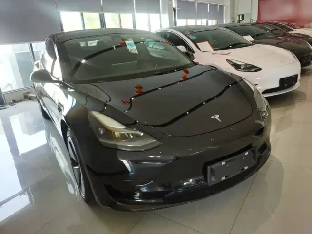 Tesla Model 3 — Фото автомобиля 3