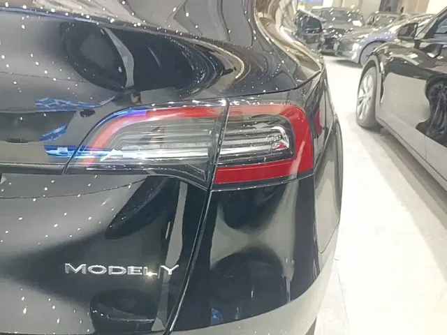 Tesla Model Y — Фото автомобиля 7