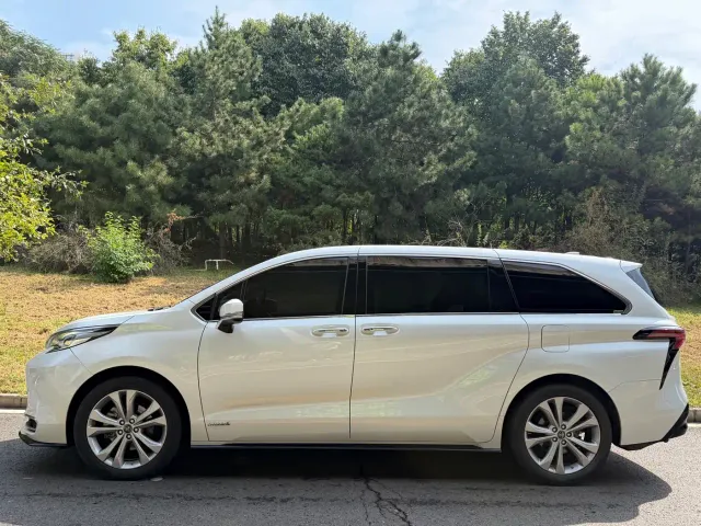 Toyota Sienna — Фото автомобиля 3