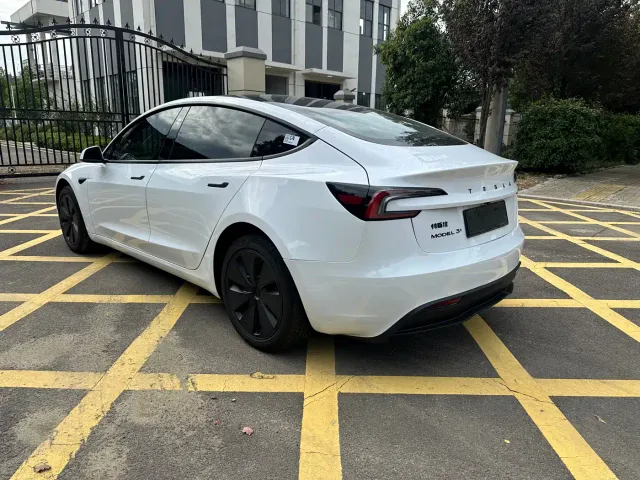Tesla Model 3 — Фото автомобиля 5
