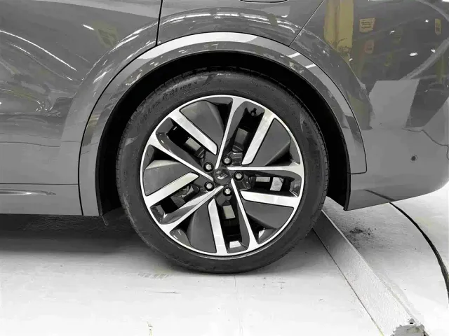 Li Auto L8 — Фото автомобиля 15