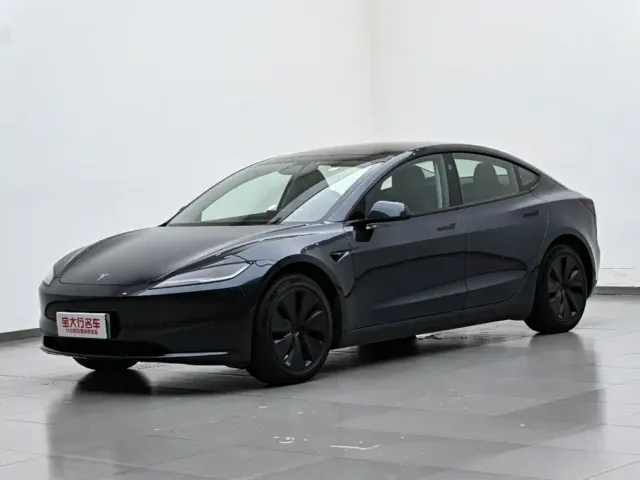 Tesla Model 3 — Фото автомобиля 2