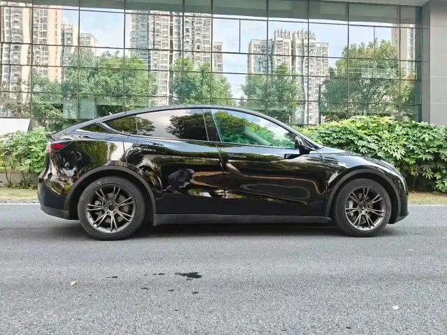 Tesla Model Y 2022 Rear-Wheel Drive Version — Фото автомобиля 6