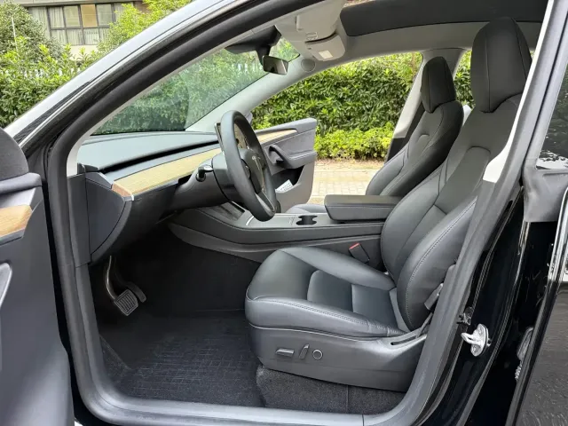 Tesla Model Y — Фото автомобиля 12