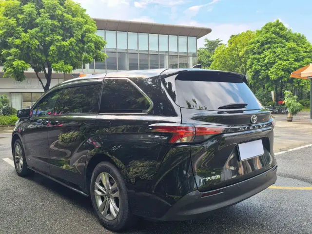 Toyota Sienna — Фото автомобиля 4