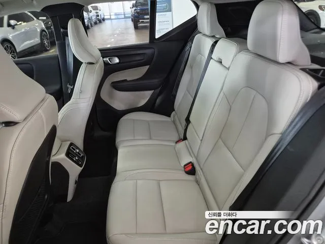 Volvo XC40 — Фото автомобиля 10