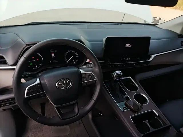 Toyota Sienna — Фото автомобиля 9