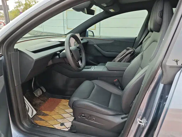 Tesla Model Y L — Фото автомобиля 4