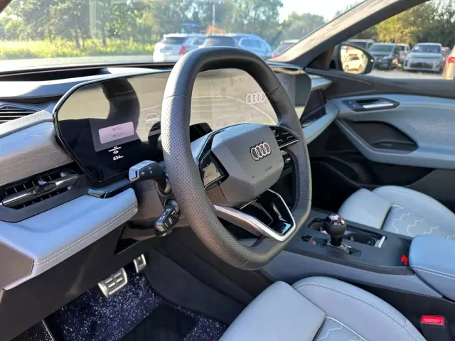 Audi Q6L e-tron — Фото автомобиля 11