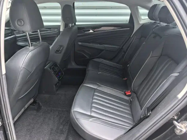 Volkswagen Passat — Фото автомобиля 10