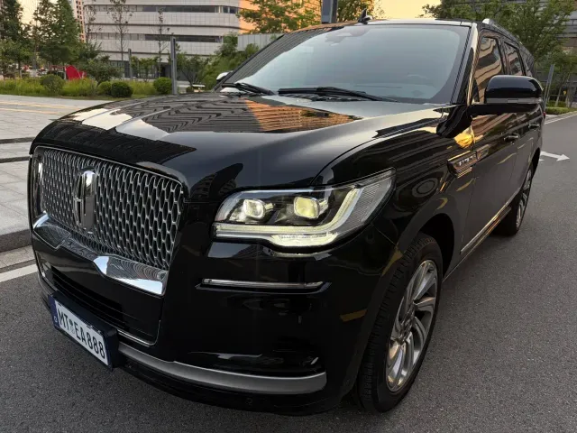 Фотография автомобиля — Lincoln Navigator