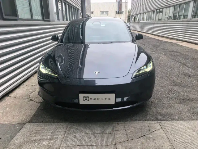 Tesla Model 3 — Фото автомобиля 2