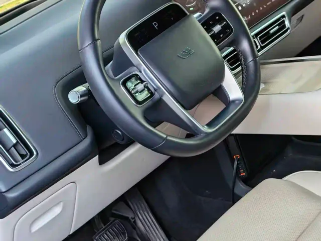 Li Auto L9 — Фото автомобиля 4