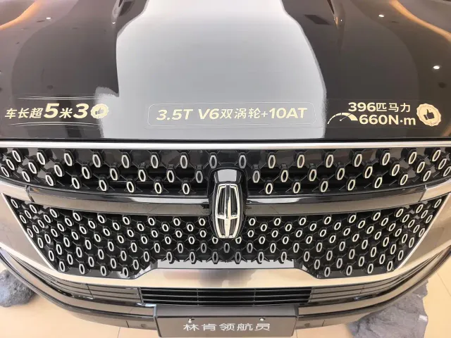 Lincoln Navigator — Фото автомобиля 4
