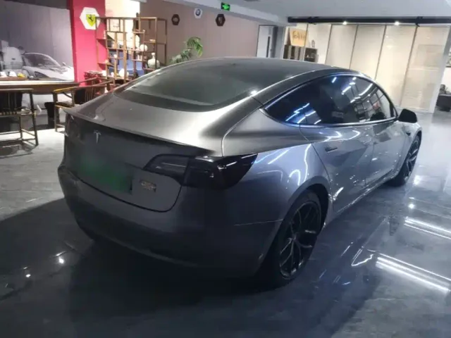 Tesla Model 3 — Фото автомобиля 6