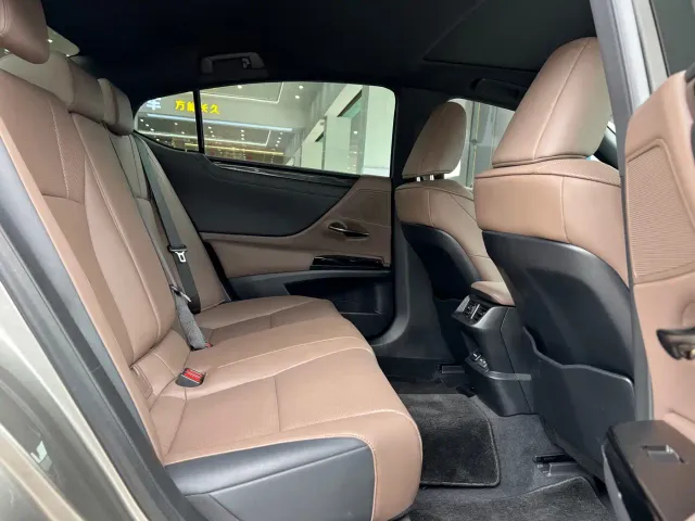 Lexus ES — Фото автомобиля 10