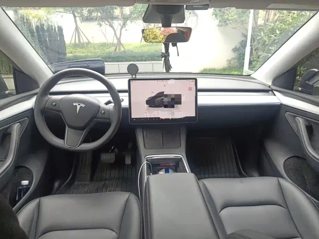 Tesla Model Y — Фото автомобиля 19