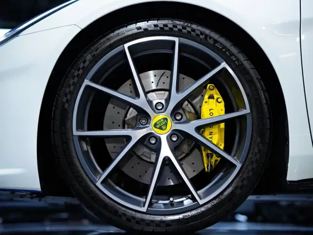 Lotus Emira — Фото автомобиля 2