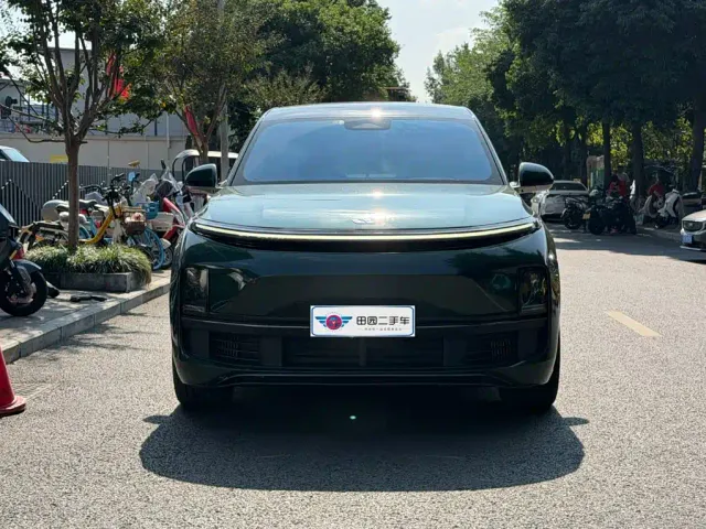 Li Auto L8 — Фото автомобиля 2