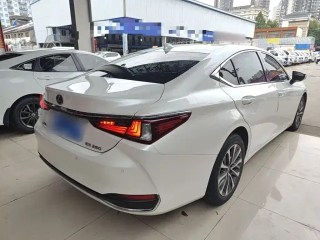 Lexus ES — Фото автомобиля 6