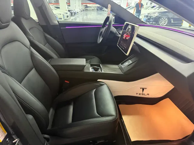 Tesla Model 3 — Фото автомобиля 14