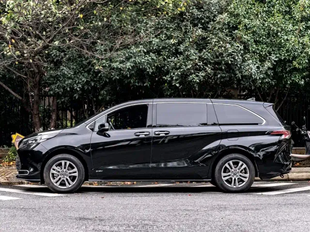 Toyota Sienna — Фото автомобиля 2