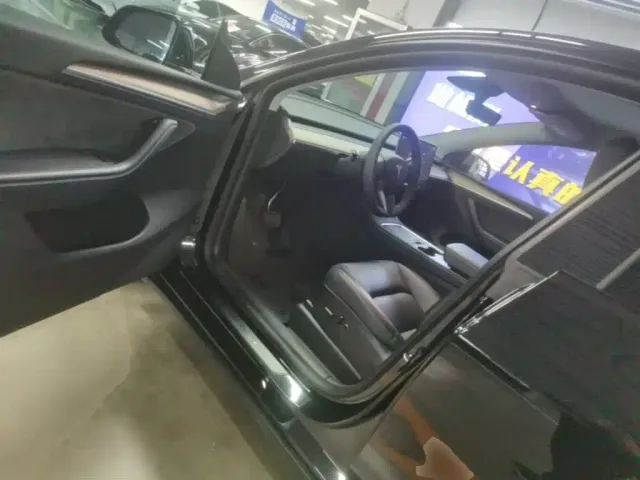 Tesla Model Y — Фото автомобиля 15