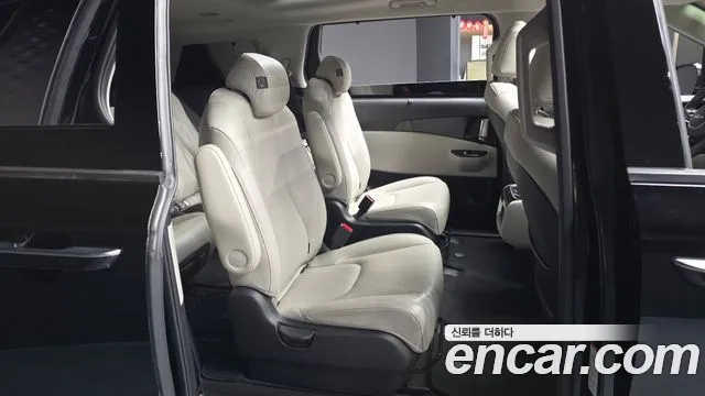 Kia Carnival Generation 4 — Фото автомобиля 18