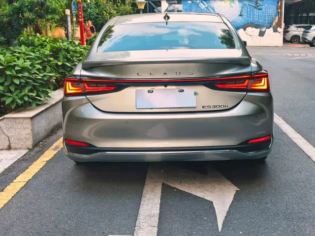 Lexus ES — Фото автомобиля 11
