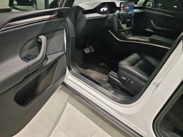 Tesla Model X — Фото автомобиля 15