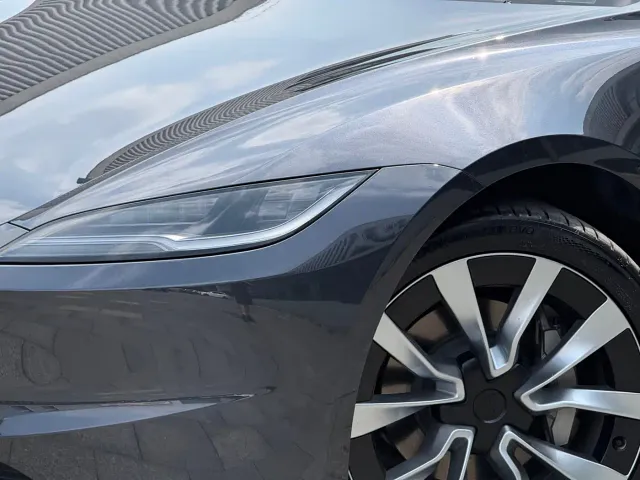 Tesla Model 3 — Фото автомобиля 2