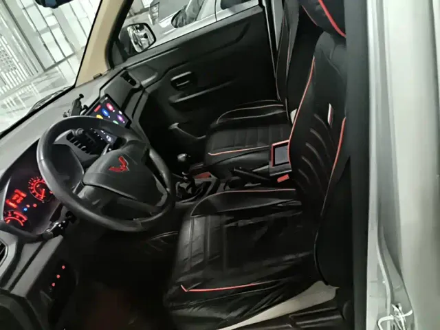 Wuling Hongguang V — Фото автомобиля 14