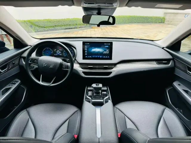 Hongqi E-QM5 — Фото автомобиля 5