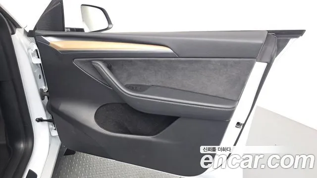 Tesla Model Y — Фото автомобиля 13