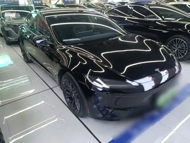 Tesla Model 3 — Фото автомобиля 3