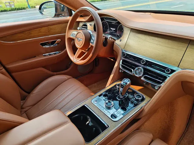 Bentley Flying Spur — Фото автомобиля 30