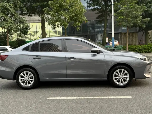 Roewe i5 — Фото автомобиля 7