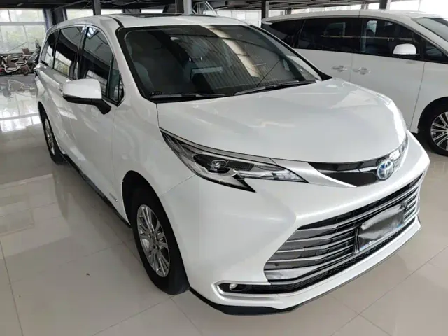 Toyota Toyota Sienna 2023 2.5L Hybrid Luxury Edition — Фото автомобиля 3